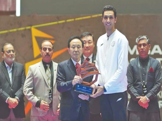 president of ashan taekwondo union kiusyuk lee and ptf president waseem ahmed distribute prizes among winners photo app president of ashan taekwondo union kiusyuk lee and ptf president waseem ahmed distribute prizes among winners photo app