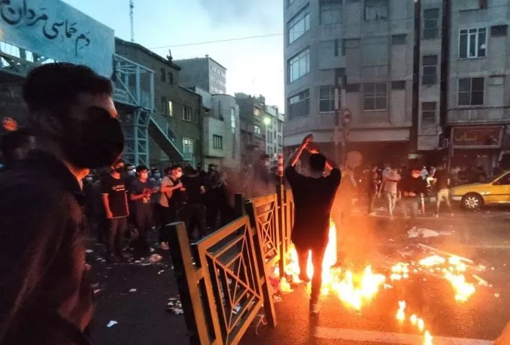 people light a fire during a protest over the death of mahsa amini a woman who died after being arrested by the islamic republic s morality police in tehran iran september 21 2022 wana west asia news agency photo reuters people light a fire during a protest over the death of mahsa amini a woman who died after being arrested by the islamic republic s morality police in tehran iran september 21 2022 wana west asia news agency photo reuters