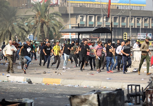 Protesters flee from riot police firing tear gas and live rounds during clashes amidst demonstrations (Photo: AFP)