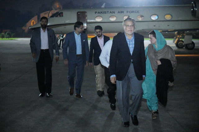 ishaq dar arrives in pakistan photo pid ishaq dar arrives in pakistan photo pid