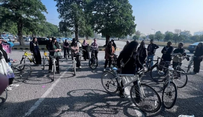 women bicyclists in f 9 reclaim public spaces