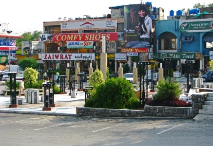 shops markets in islamabad begin shutting at 8pm as pm reviews austerity measures