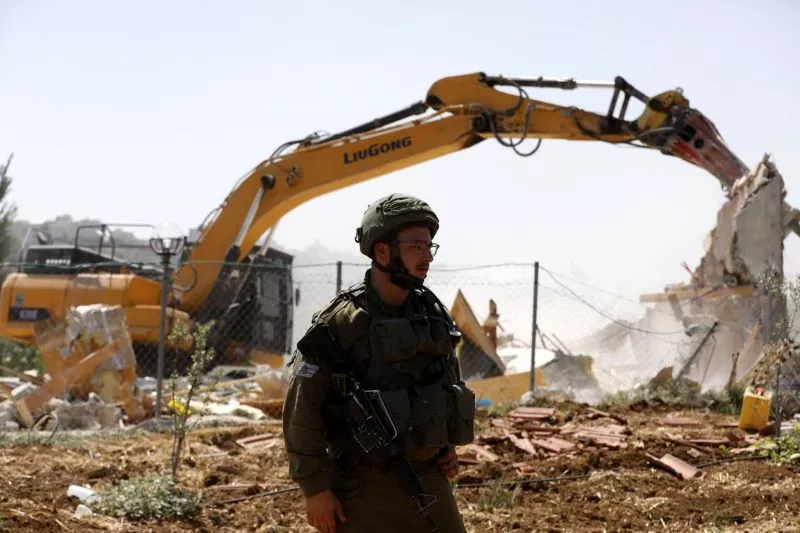 an israeli soldier with bulldozer in the occupied gaza photo qatar tribune an israeli soldier with bulldozer in the occupied gaza photo qatar tribune
