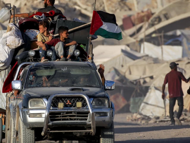 a palestinian flag flies from a truck carrying people and children with their belongings as people evacuate southbound from gaza city on september 2 2025 photo afp a palestinian flag flies from a truck carrying people and children with their belongings as people evacuate southbound from gaza city on september 2 2025 photo afp