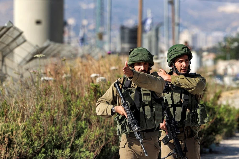 israeli army soldiers confront journalists approaching the israeli controlled huwara checkpoint near nablus in the occupied west bank photo afp israeli army soldiers confront journalists approaching the israeli controlled huwara checkpoint near nablus in the occupied west bank photo afp
