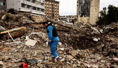 a paramedic walks among the rubble at a site damaged in an israeli strike amid escalating hostilities between israel and hezbollah as the us israeli conflict with iran continues in nabatieh lebanon march 25 2026 photo reuters