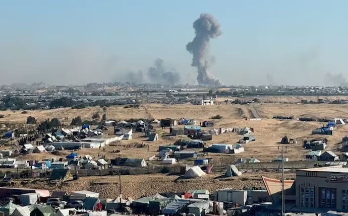 more than 100 people were killed due to israeli airstrikes as warplanes targeted different areas of the city and helicopters fired machine guns along the border areas the prcs said early monday photo reuters