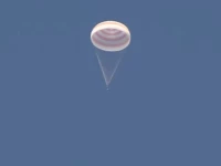 the soyuz ms 28 capsule carrying the international space station iss crew of nasa astronaut christopher williams roscosmos cosmonauts sergey kud sverchkov and sergei mikaev descends by parachute before landing in a remote area near zhezkazgan kazakhstan july 26 2026 in this still image taken from live broadcast video photo roscosmos via reuters