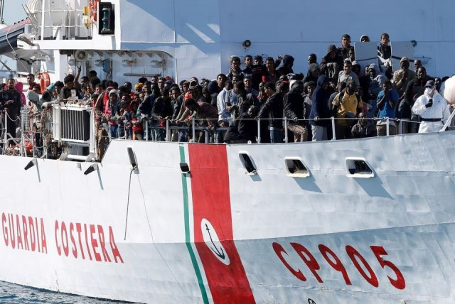 migrants arrive by the italian coastguard vessel peluso in the sicilian harbour of augusta italy may 13 2016 photo reuters file