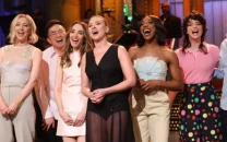 scarlett johansson sets new hosting record in saturday night live season finale scarlett johansson sets new hosting record in saturday night live season finale