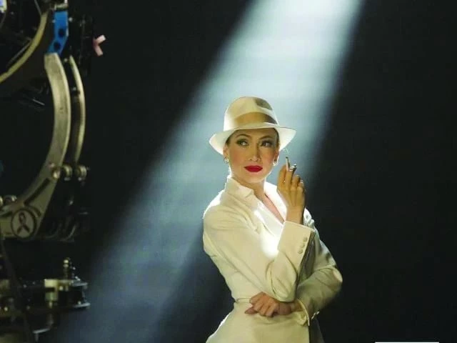 jennifer lopez on the set of kiss of the spider woman photo courtesy the hollywood reporter