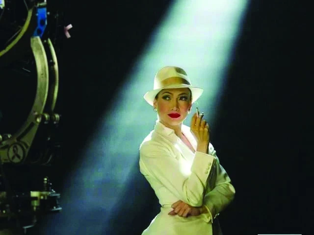 jennifer lopez on the set of kiss of the spider woman photo the hollywood reporter