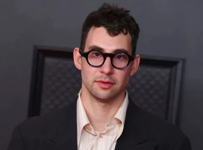jack antonoff faces backlash for vague ice out pin response at 2026 grammys