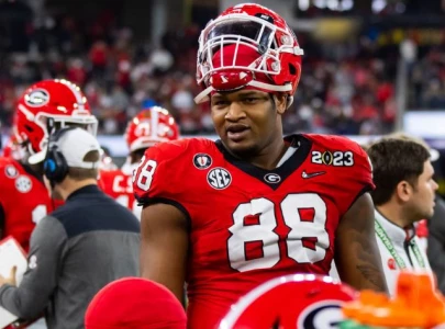 jalen carter clashes with saints fans has to be held back by nick sirianni after eagles win