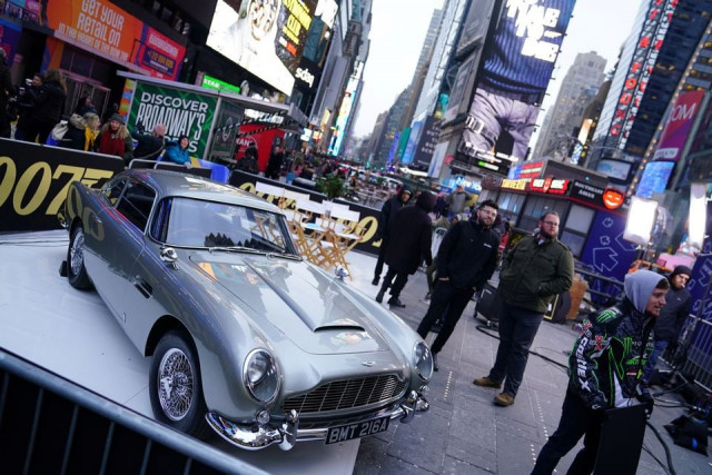 aston martin stunt car daniel craig costumes star at james bond auction aston martin stunt car daniel craig costumes star at james bond auction
