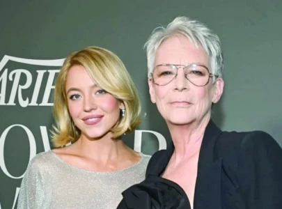 jamie lee curtis playful red carpet moment jamie lee curtis playful red carpet moment