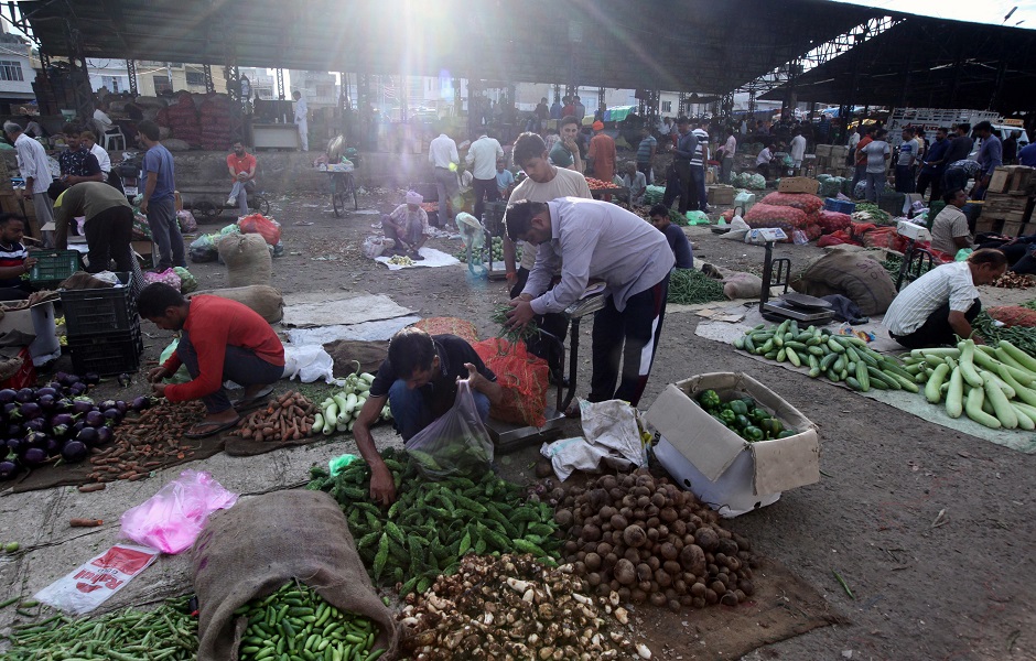 People buy vegetables at a wholesale market in Jammu on August 8, 2019, as some restrictions on movement remained in place in the city following the Indian government's controversial move to strip Jammu and Kashmir of its autonomy. PHOTO: AFP