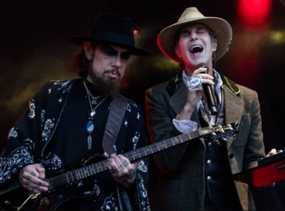 jane s addiction fight perry farrell punches dave navarro during boston performance jane s addiction fight perry farrell punches dave navarro during boston performance