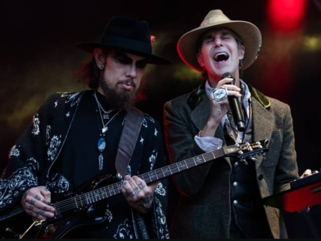 jane s addiction fight perry farrell punches dave navarro during boston performance jane s addiction fight perry farrell punches dave navarro during boston performance