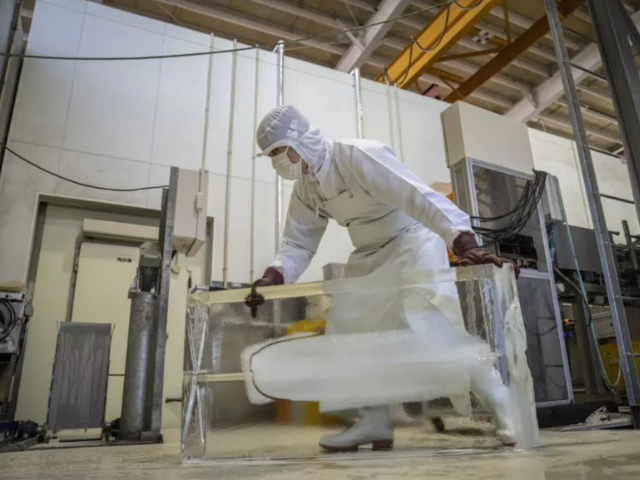 The men work for Kuramoto Ice, a century-old company in Ishikawa on the Sea of Japan coast and one of dozens of Japanese firms producing ultra-clear, premium ice. PHOTO: AFP