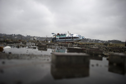 blasts fire escalate japan s nuclear crisis