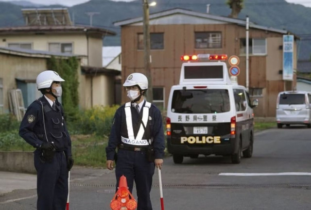 des policiers se tiennent pr s de la sc ne d une agression l arme blanche et d une fusillade nakano dans la pr fecture de nagano au japon photo prise le 25 mai 2023 reuters kyodo news des policiers se tiennent pr s de la sc ne d une agression l arme blanche et d une fusillade nakano dans la pr fecture de nagano au japon photo prise le 25 mai 2023 reuters kyodo news