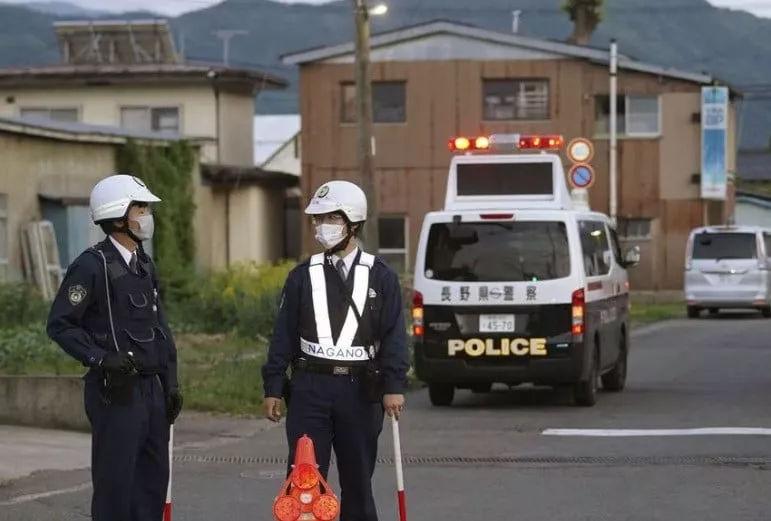 des policiers se tiennent pr s de la sc ne d une agression l arme blanche et d une fusillade nakano dans la pr fecture de nagano au japon photo prise le 25 mai 2023 reuters kyodo news des policiers se tiennent pr s de la sc ne d une agression l arme blanche et d une fusillade nakano dans la pr fecture de nagano au japon photo prise le 25 mai 2023 reuters kyodo news