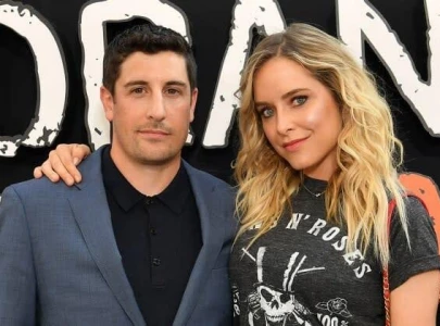 jason biggs wife jenny mollen reveals she didn t watch american pie until after marriage