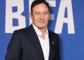 jason isaacs clarifies white lotus nude scene remarks acknowledges gender disparity