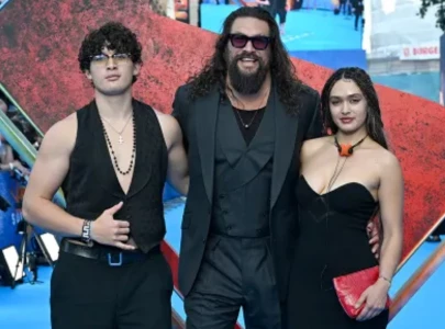 jason momoa makes rare red carpet appearance with children at supergirl event