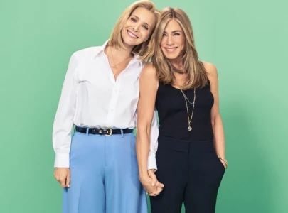 jennifer aniston and lisa kudrow reunite to reflect on friends fame and new sitcom with courteney cox