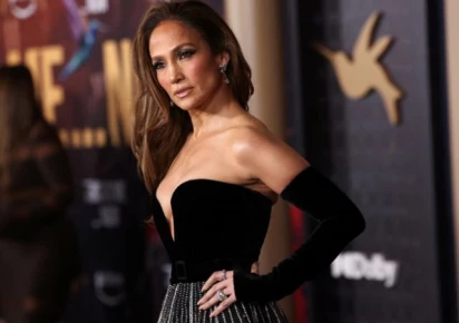 Jennifer Lopez sparks buzz with onstage comment