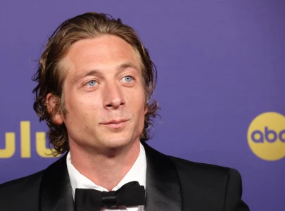 jeremy allen white hints at surprising mandalorian team up in star wars jeremy allen white hints at surprising mandalorian team up in star wars