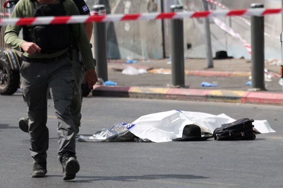A covered body lies on the ground at the scene where a suspected shooting attack took place at the outskirts of Jerusalem September 8, 2025.PHOTO: REUTERS
