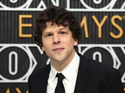 jesse eisenberg reveals he s donating a kidney to a stranger
