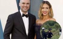 jessica alba spotted getting cozy with mystery man months after divorce jessica alba spotted getting cozy with mystery man months after divorce