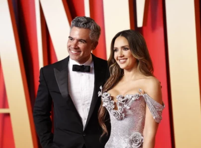 cash warren moves out starts fresh amid jessica alba divorce