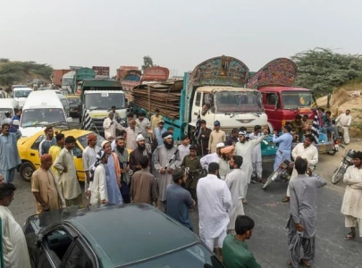 woman killed daughter injured in karachi police shootout woman killed daughter injured in karachi police shootout