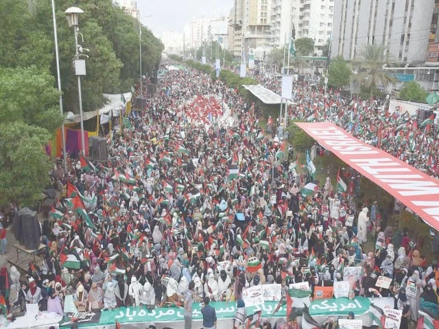 thousands of people join a massive solidarity rally organised by jamaat e islami to condemn israel s continued bombardment of gaza and express unity with the people of palestine photo nni