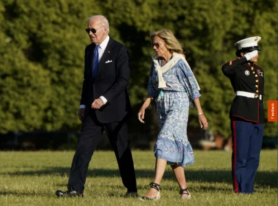 jill biden criticized after joe biden stumbles multiple times on delaware beach in viral video jill biden criticized after joe biden stumbles multiple times on delaware beach in viral video