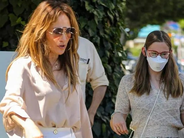 violet affleck wears jennifer lopez s dress amid divorce speculation between ben affleck and lopez violet affleck wears jennifer lopez s dress amid divorce speculation between ben affleck and lopez