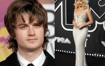 joe keery arrested on stage by sabrina carpenter during acl fest 2025 performance joe keery arrested on stage by sabrina carpenter during acl fest 2025 performance