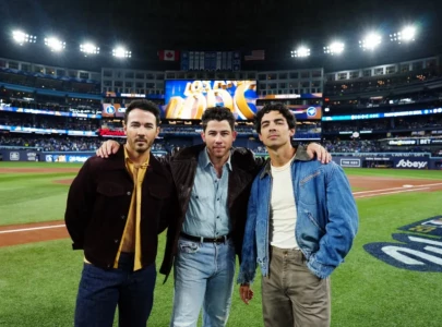 jonas brothers surprise world series performance leaves mlb fans confused