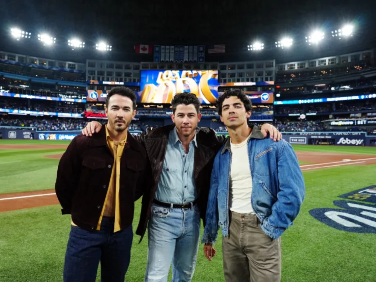 jonas brothers surprise world series performance leaves mlb fans confused