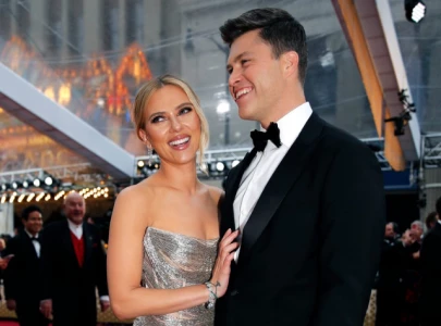 fans praise colin jost for response to scarlett johansson kissing jonathan bailey on press tour