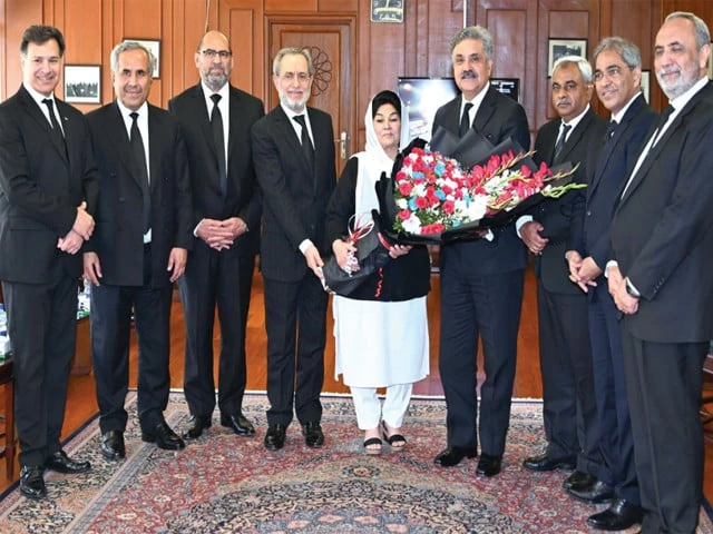 farewell ceremony cjp yahya afridi presents a bouquet to justice musarrat hilali as sc judges pose for a group photograph during her farewell ceremony photo app farewell ceremony cjp yahya afridi presents a bouquet to justice musarrat hilali as sc judges pose for a group photograph during her farewell ceremony photo app