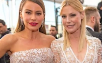 julie bowen reflects on media s attempt to pit her against sof a vergara during modern family run julie bowen reflects on media s attempt to pit her against sof a vergara during modern family run