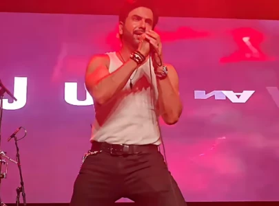 junaid khan takes fans behind the scenes of the nostalgia tour in houston
