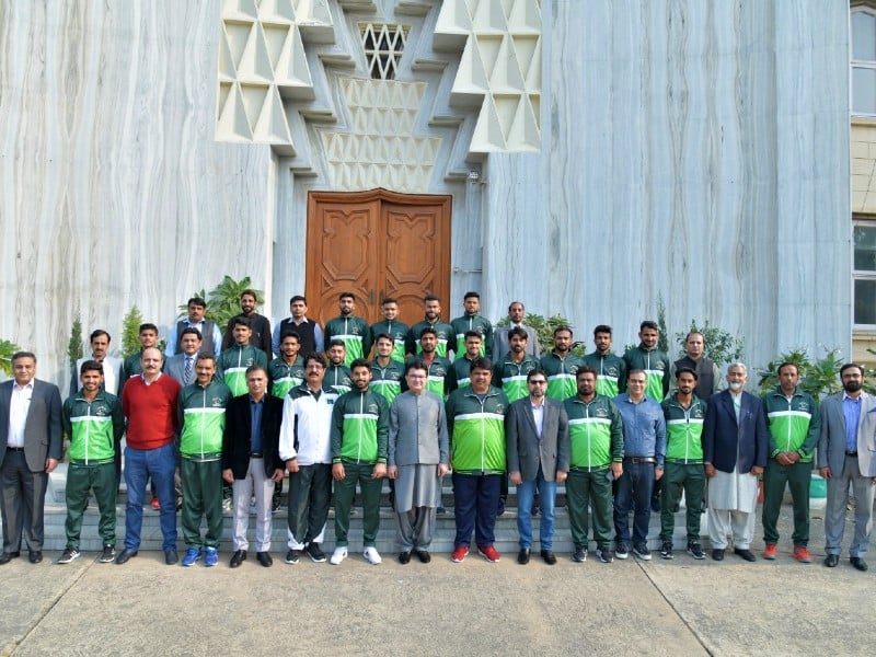 charge d affaires high commission for pakistan in new delhi aftab hasan khan in a group photo with pakistan men s junior hockey team visiting india for junior hockey world cup on november 20 2021 photo express