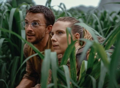 jurassic world rebirth first look scarlett johansson and jonathan bailey lead new chapter